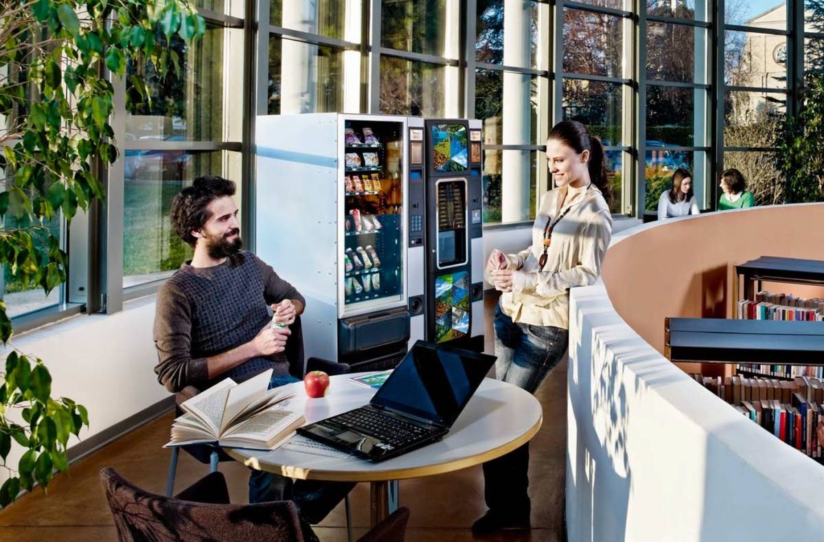 Espace pause équipé de distributeurs automatiques